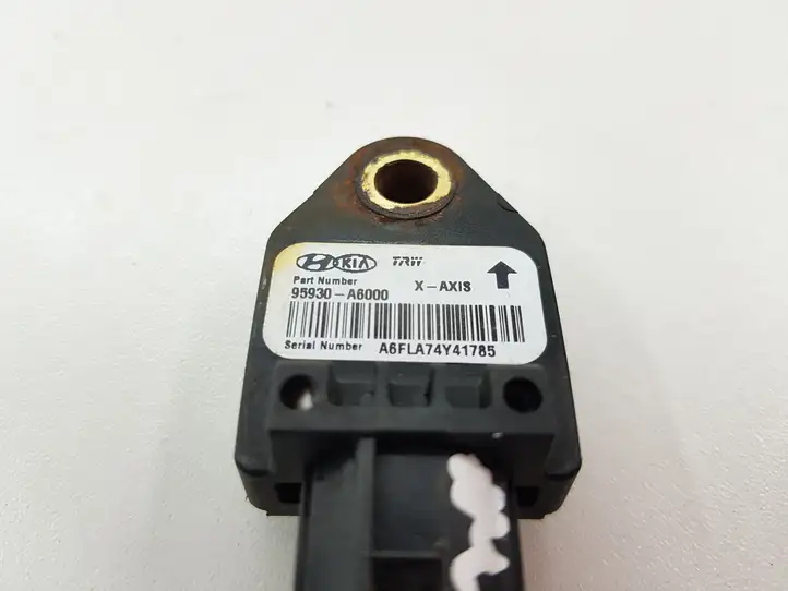 Hyundai i30 (2012 - 2015) 95930A6000 Датчик удара SRS — фото 4
