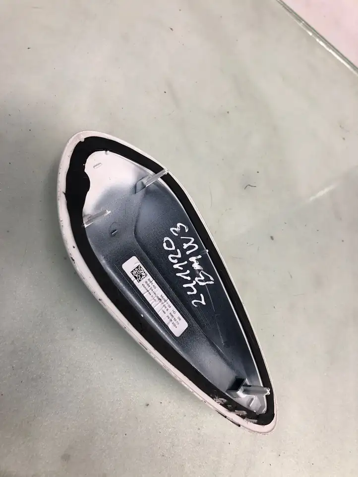 BMW 3 G20 G21 (2019 - ) 63615210 Крышка GPS-антенны — фото 3