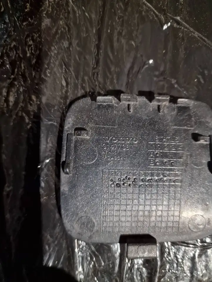 Volvo S60 (2018 - ) 31477387 Заглушка буксировочной петли бампера — фото 3