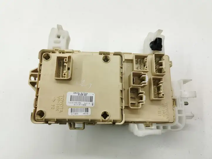 Toyota Corolla Verso AR10 (2004 - 2009) 892210F010 Блок предохранителей — фото 5