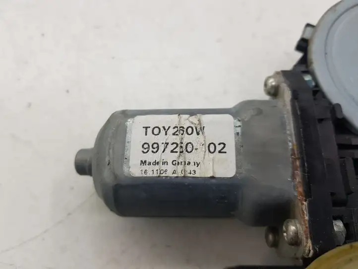 Toyota Corolla Verso AR10 (2004 - 2009) 698300F020 Стеклоподъемник задней двери — фото 5
