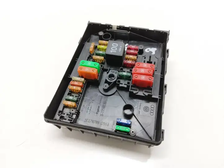 Volkswagen Tiguan (2007 - 2011) 1K0937821B Блок предохранителей — фото 1