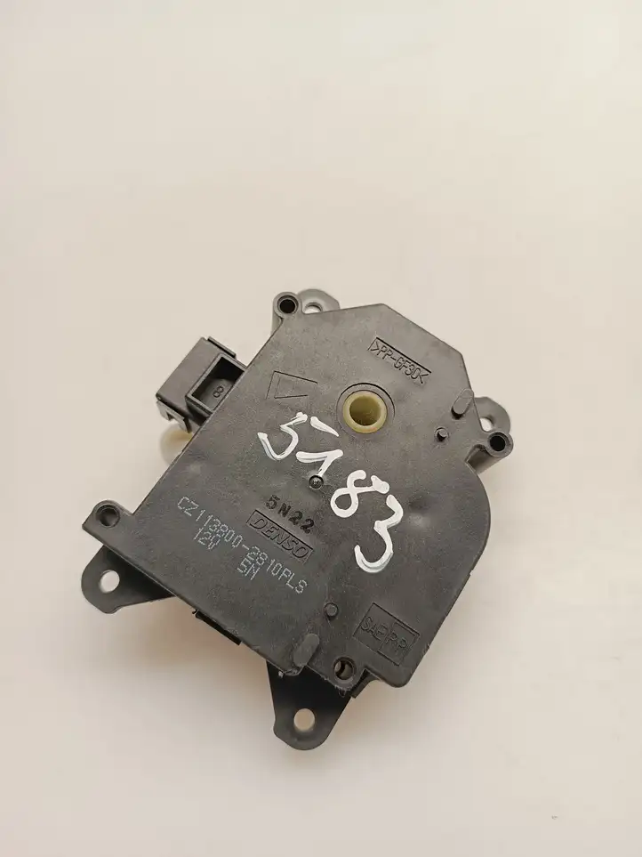 Toyota Yaris (2012 - 2014) CZ1138002810 Двигатель задвижки потока воздуха — фото 1