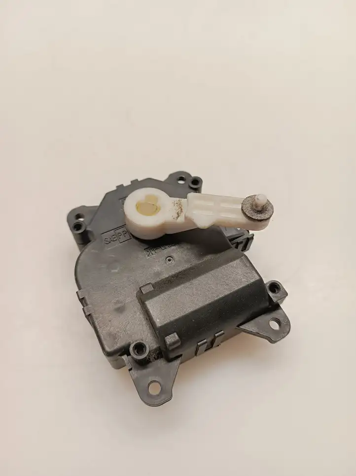 Toyota Yaris (2012 - 2014) CZ1138002810 Двигатель задвижки потока воздуха — фото 2
