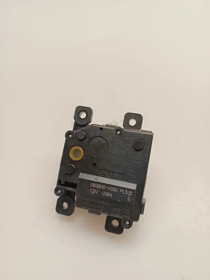 Toyota Yaris (2012 - 2014) 0638001030 Двигатель задвижки потока воздуха — фото 1