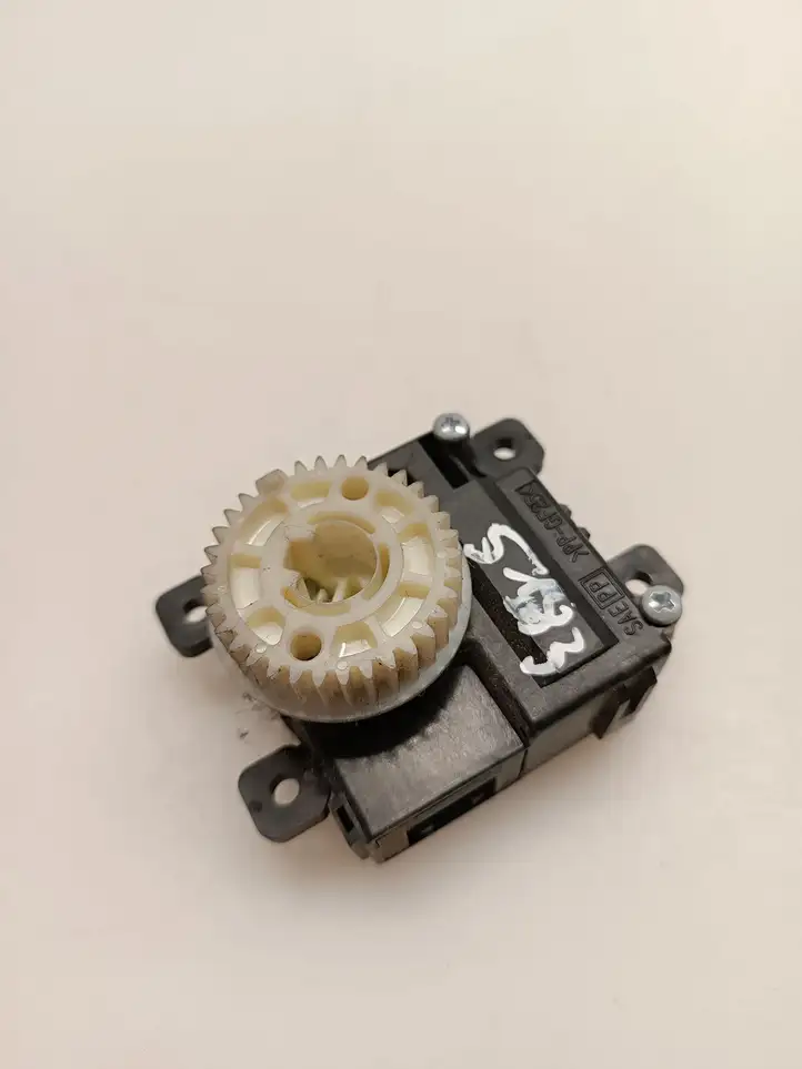 Toyota Yaris (2012 - 2014) 0638001030 Двигатель задвижки потока воздуха — фото 2