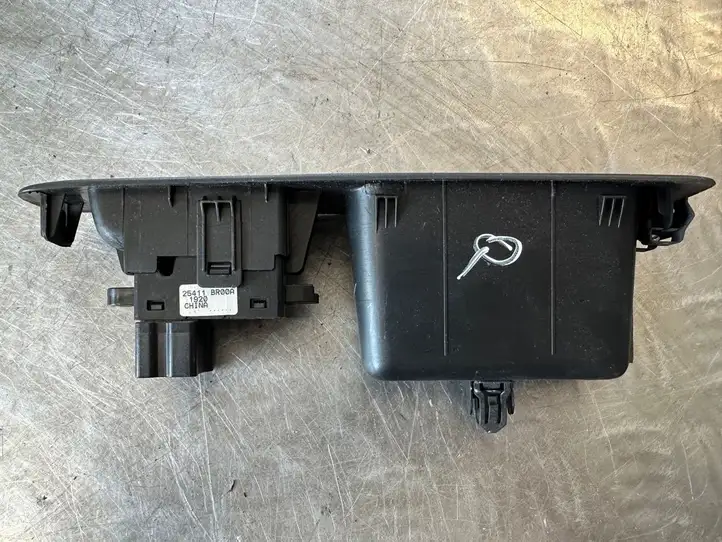 Nissan Qashqai (2010 - 2013) 25411BR00A Блок кнопок стеклоподъемников — фото 2