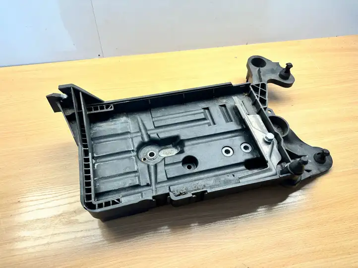 Volkswagen Golf VII (2013 - 2019) 5Q0915321J Площадка аккумулятора — фото 1