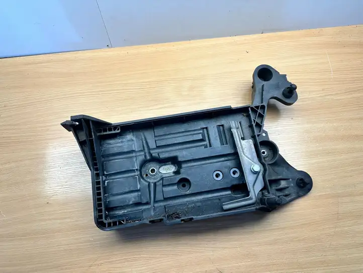 Volkswagen Golf VII (2013 - 2019) 5Q0915321J Площадка аккумулятора — фото 4