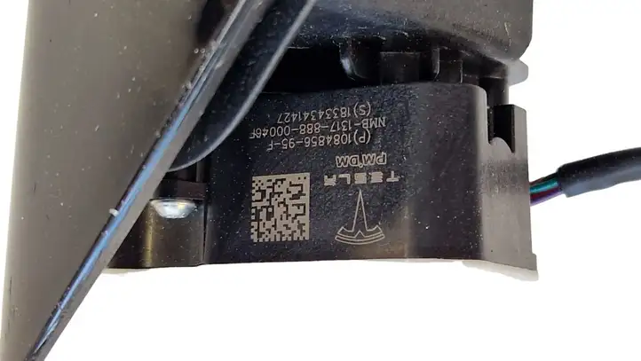Tesla Model 3 (2017 - 2023) 109632900 Крышка зарядного разъема — фото 7