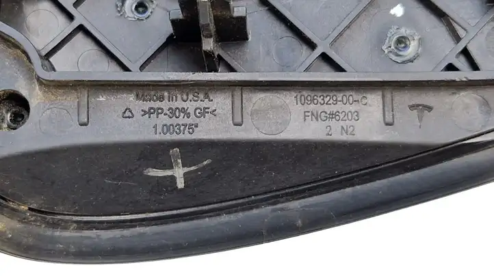 Tesla Model 3 (2017 - 2023) 109632900 Крышка зарядного разъема — фото 8