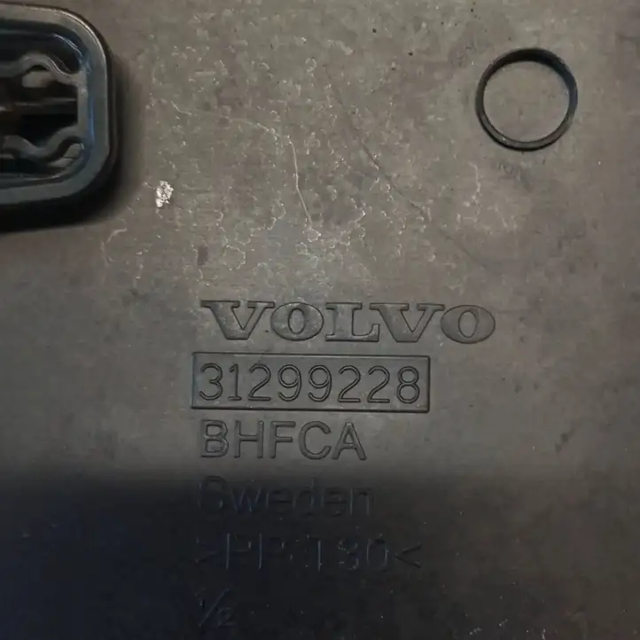 Volvo XC60 (2008 - 2013) 31299228 Крышка ящика аккумулятора — фото 5