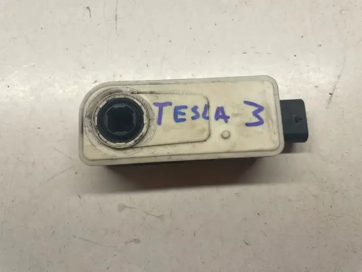 Tesla Model 3 (2017 - 2023) 131688800032 Электродвигатель заслонки радиатора — фото 1