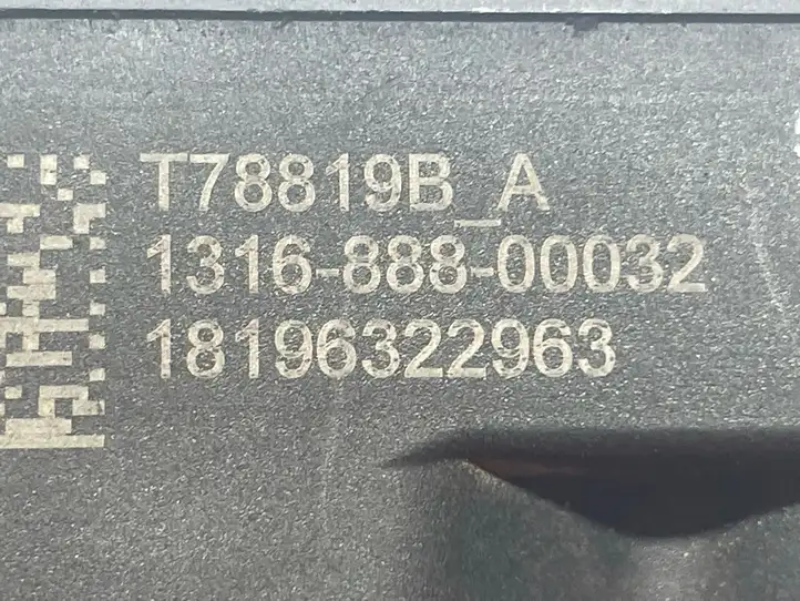 Tesla Model 3 (2017 - 2023) 131688800032 Электродвигатель заслонки радиатора — фото 3