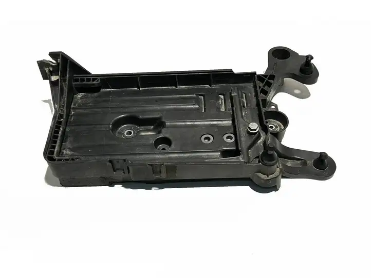 Volkswagen Golf VII (2013 - 2019) 5Q0915331J Площадка аккумулятора — фото 1