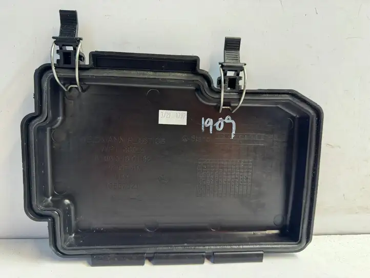 Mercedes-Benz GLS X166 (2015 - 2019) A1665400182 Крышка ящика предохранителей — фото 3