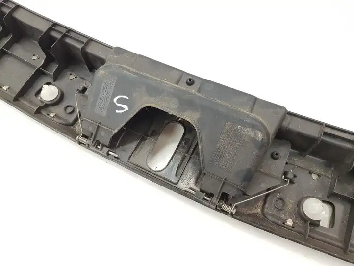 Toyota Avensis T270 (2009 - 2012) 5838705110 Отделка порога багажника — фото 9