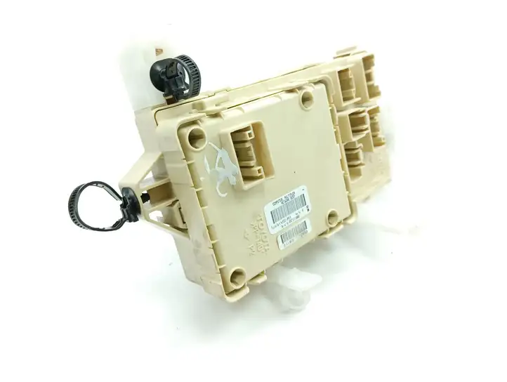 Toyota Corolla Verso AR10 (2004 - 2009) 892210F010 Блок предохранителей — фото 3