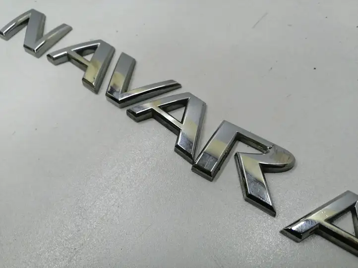 Nissan Navara D40 (2004 - 2015) Эмблема модели — фото 2