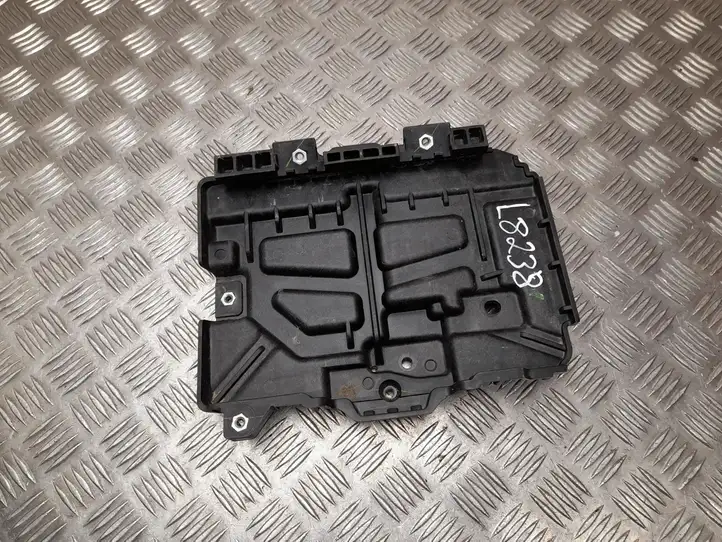 Kia Ceed (2015 - 2018) 37150J7000 Площадка аккумулятора — фото 1