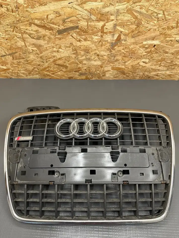 Audi A4 S4 B6 8E 8H (2000 - 2006) 8E0853651 Верхняя решетка радиатора — фото 1