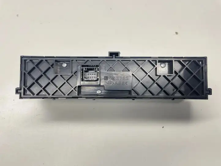 Lexus IS III XE30 (2013 - 2016) 8475253020 Включатель обогрева — фото 5