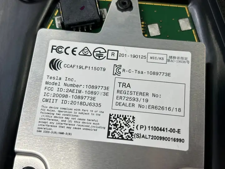 Tesla Model 3 (2017 - 2023) 110044100E Наружная накладка стойки B — фото 4