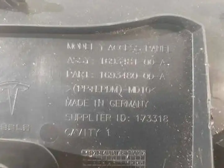 Tesla Model Y (2019 - 2024) 169348000A Задняя боковая обшивка салона — фото 4
