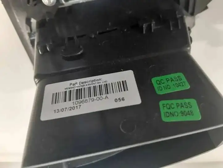 Tesla Model X (2015 - 2021) 104277411c Боковой воздушный дефлектор — фото 4