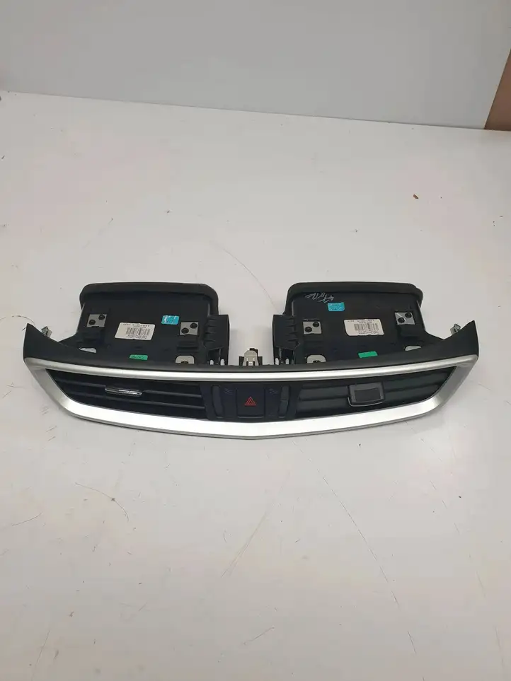 Nissan Qashqai (2013 - 2017) 687504EA0A Центральный воздушный дефлектор — фото 1