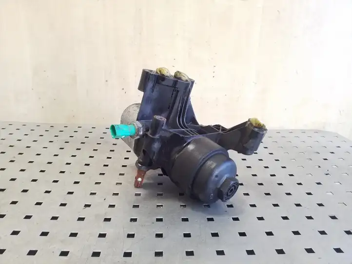 Volkswagen PASSAT B8 (2015 - )  03N115389B Кронштейн масляного фильтра