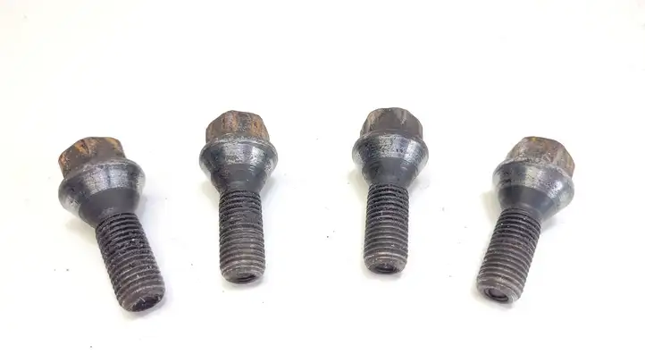 BMW 1 E81 E87 (2004 - 2011)   Болты/ гайки