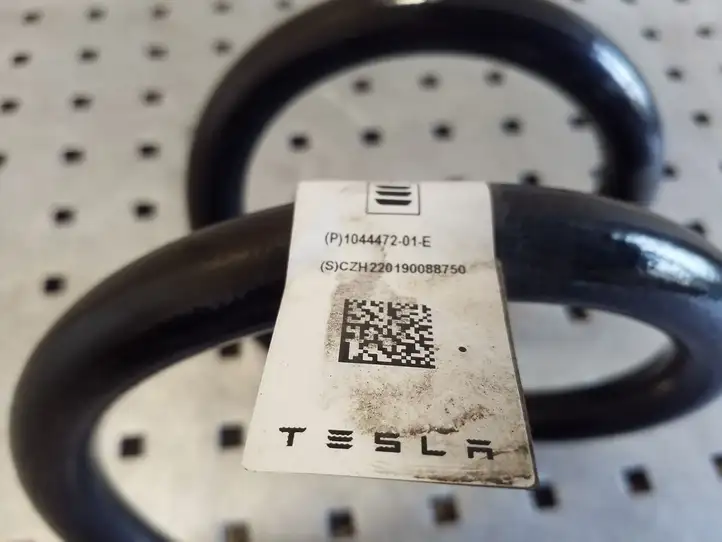 Tesla Model 3 (2017 - 2023) 104447201E Пружина задней подвески — фото 2