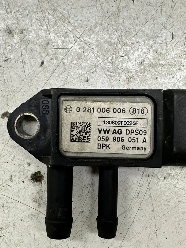 Audi A4 S4 B8 8K (2007 - 2011) 059906051A Датчик давления выхлопных газов — фото 2