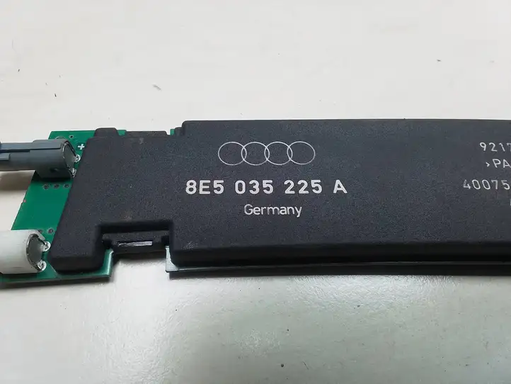 Audi A4 S4 B6 8E 8H (2000 - 2006) 8E5035225A Усилитель антенны — фото 3