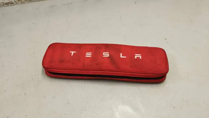 Tesla Model S (2016 - 2021) Автомобильная аптечка — фото 1