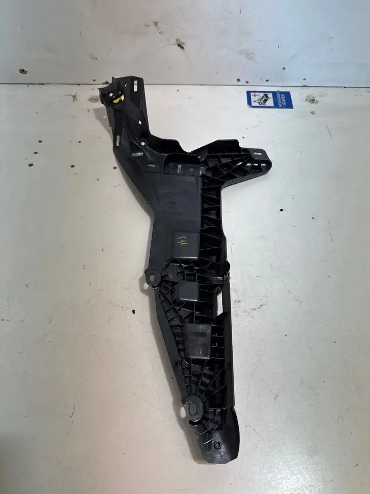 Tesla Model S (2012 - 2016) 100927300D Кронштейн заднего бампера — фото 1