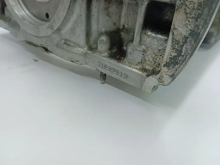 Toyota Corolla Verso AR10 (2004 - 2009) 31E27119 Крышка коленчатого вала — фото 2
