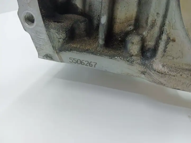 Toyota Corolla Verso AR10 (2004 - 2009) 31E27119 Крышка коленчатого вала — фото 3
