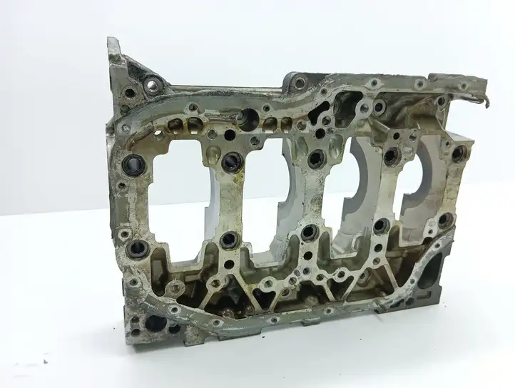 Toyota Corolla Verso AR10 (2004 - 2009) 31E27119 Крышка коленчатого вала — фото 7