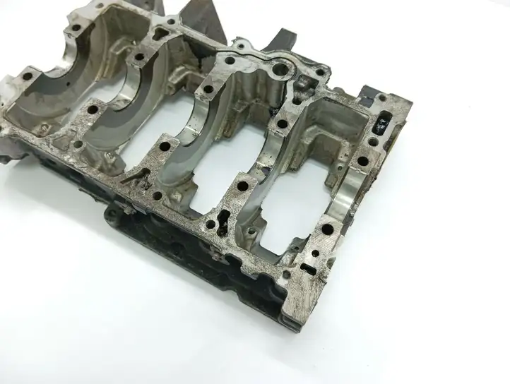 Toyota Corolla Verso AR10 (2004 - 2009) 22E24156 Крышка коленчатого вала — фото 3
