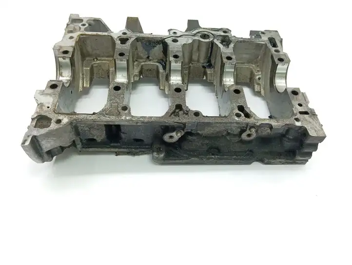Toyota Corolla Verso AR10 (2004 - 2009) 22E24156 Крышка коленчатого вала — фото 4