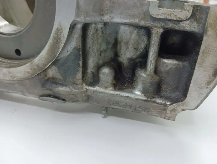 Toyota Corolla Verso AR10 (2004 - 2009) 22E24156 Крышка коленчатого вала — фото 6