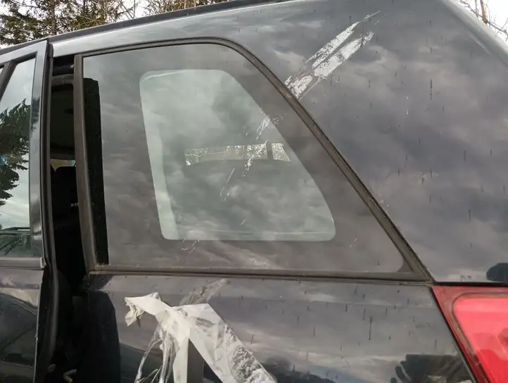 Suzuki Grand Vitara II (2005 - 2008) Заднее боковое стекло — фото 1