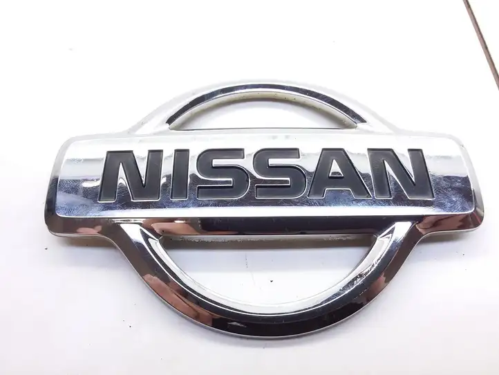 Nissan Almera Tino (2000 - 2003) 84890BU300 Эмблема производителя — фото 1