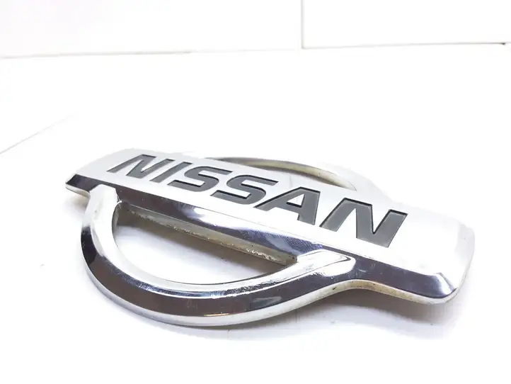 Nissan Almera Tino (2000 - 2003) 84890BU300 Эмблема производителя — фото 3