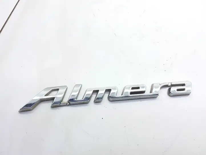 Nissan Almera Tino (2000 - 2003) 90895BM400 Эмблема производителя — фото 3