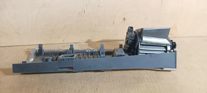 Jaguar XF (2007 - 2015) 8X23043C26HB Боковой воздушный дефлектор — фото 4