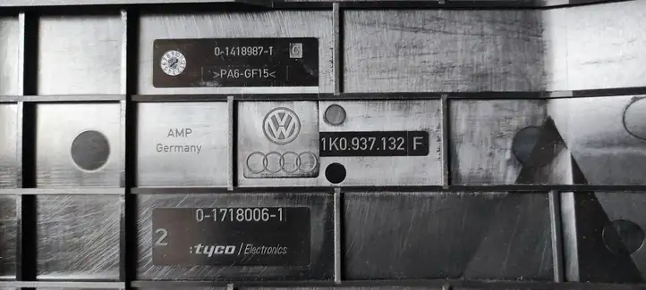 Audi A3/S3 8P (2004 - 2008) 1K0937132F Крышка ящика предохранителей — фото 6