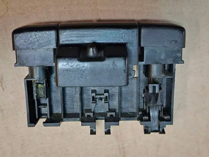 Volvo S80 (1998 - 2004) 8693220 Кнопка бардачка — фото 2